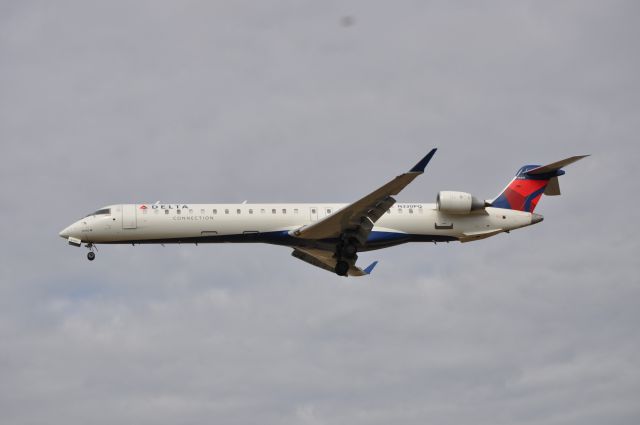 Canadair Regional Jet CRJ-200 (N330PQ)