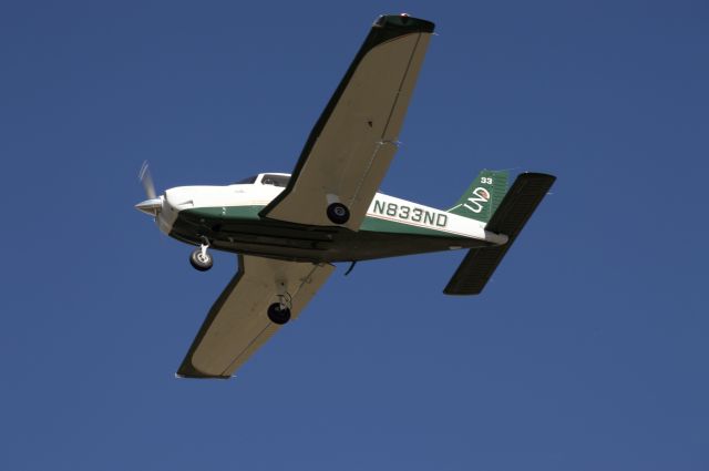 Piper Cherokee (N833ND)