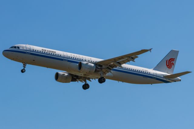 Airbus A321 (B-1816) - The air China A321 without carrying a national flag.