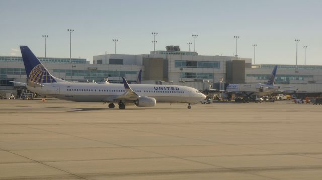 Boeing 737-900 (N68834) - United evening ops at KDEN.