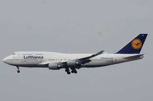 Boeing 747-400 (D-ABVO) - Coming in to Philadelphia International Airport from Frankfurt, Germany. 