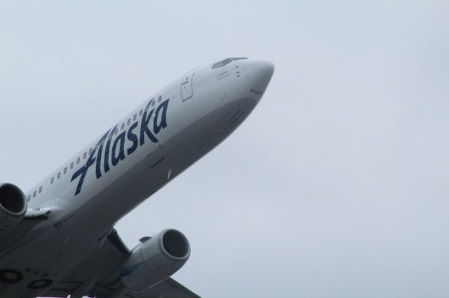 Boeing 737-700 — - Takeoff runway 33