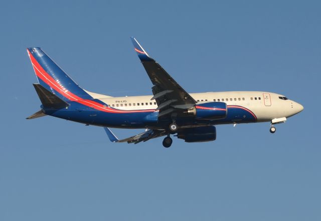 Boeing 737-700 (P4-LIG)