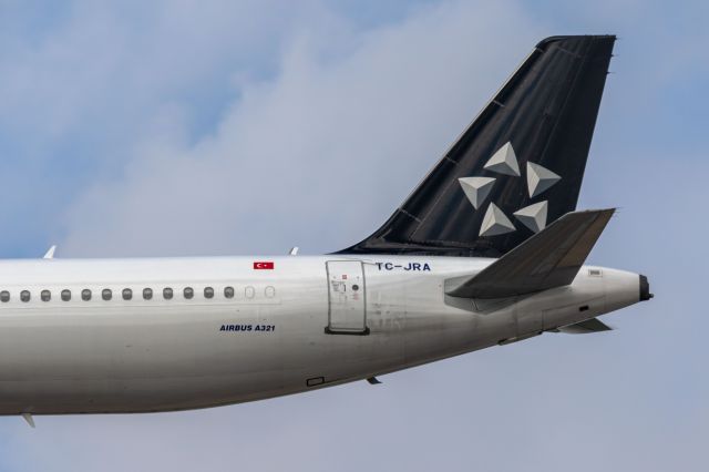 Airbus A321 (TC-JRA)