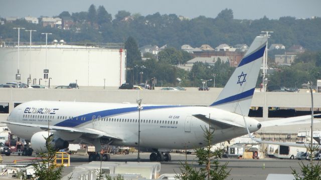 BOEING 767-300 (4X-EAM)