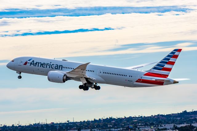 Boeing 787-9 Dreamliner (N830AN) - American Airlines 787-9 taking off from PHX on 12/16/22. Taken with a Canon R7 and Tamron 70-200 G2 lens.