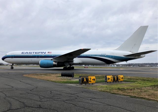 BOEING 767-300 (N703KW)