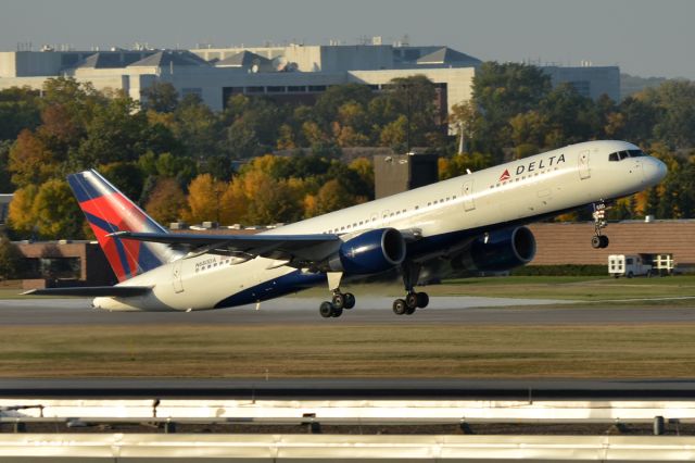 Boeing 757-200 (N680DA)