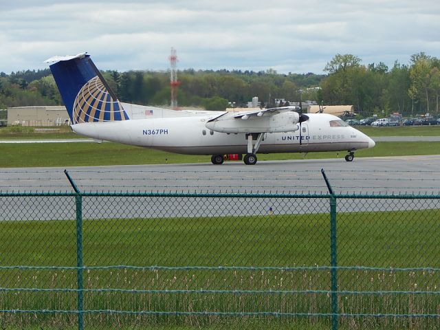 N367PH — - United Express Dash 8 Q200 taxiing to Runway 1 at Albany Intl (KALB)