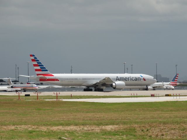 BOEING 777-300 (N732AN)