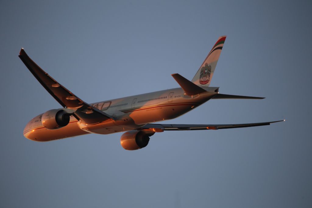 BOEING 777-300ER (A6-ETO)
