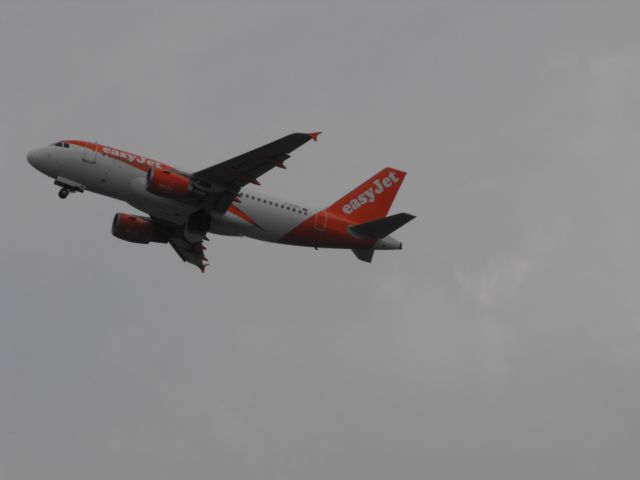 Airbus A319 (G-EZFT)