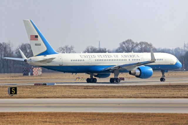 Boeing 757-200 (N90003)