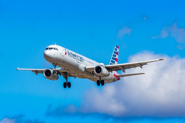 Airbus A321 (N546UW) - An American Airlines A321 landing at PHX on 2/26/23. Taken with a Canon R7 and Tamron 70-200 G2 lens.