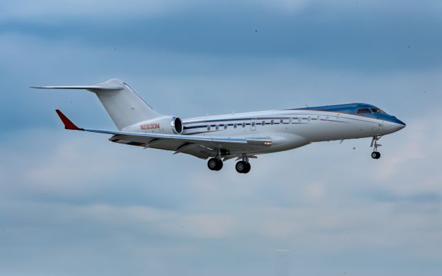 Bombardier Global Express (N283DM) - A gorgeous BD-700 Global Express on final approach to KHOU