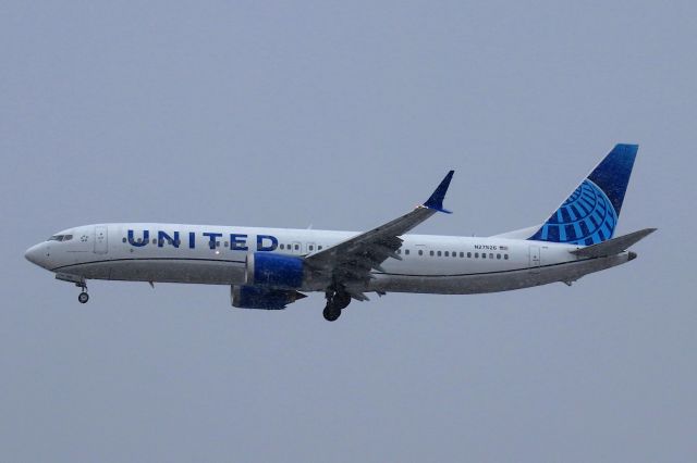 Boeing 737 MAX 9 (N27526) - A new United Boeing 737 Max-9 for the database, on final for RWY 24R from Newark Liberty Intl (KEWR) on a snowy Monday morning, 10 Jan 2021.