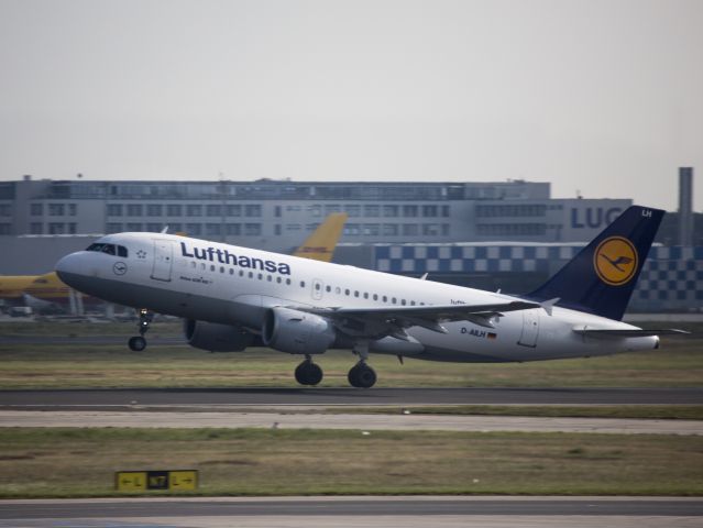 Airbus A319 (D-AILH) - At Frankfurt, Germany 8 SEP 2014. Take off runway 25L.