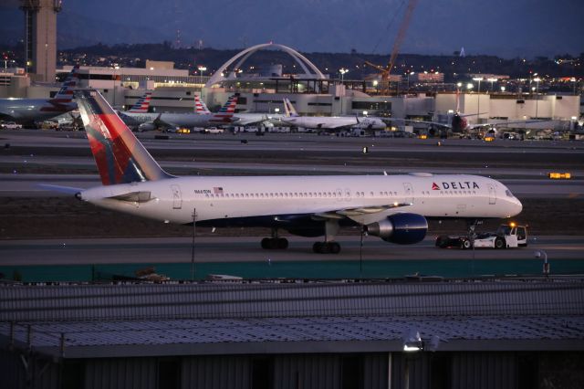 Boeing 757-200 (N661DN)