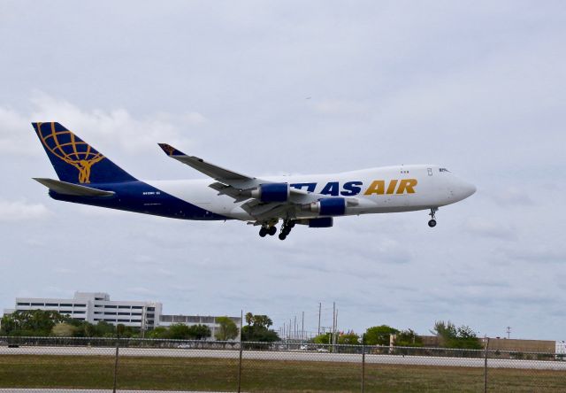 Boeing 747-200 (N415MC)