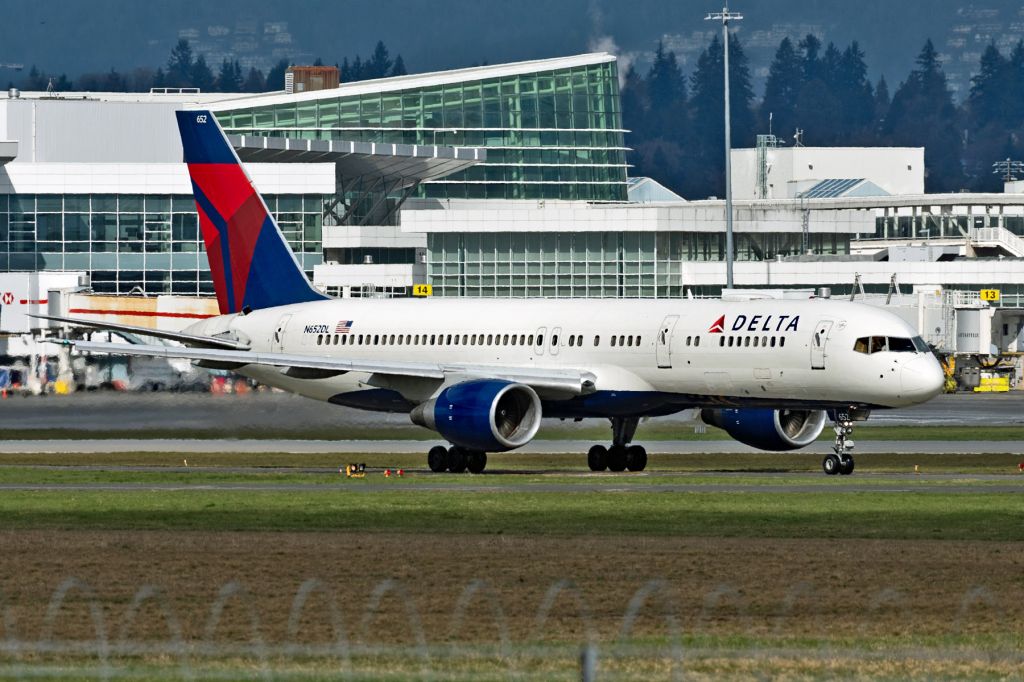 Boeing 757-200 (N652DL)