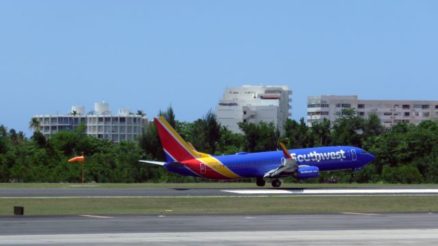 Boeing 737-800 (N8553W)