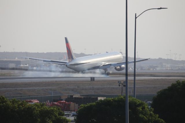 BOEING 767-400 (N828MH)