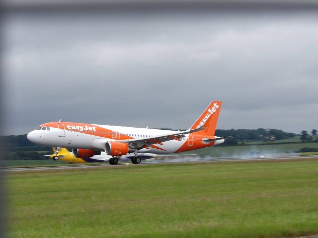 Airbus A320 (G-EZPH)