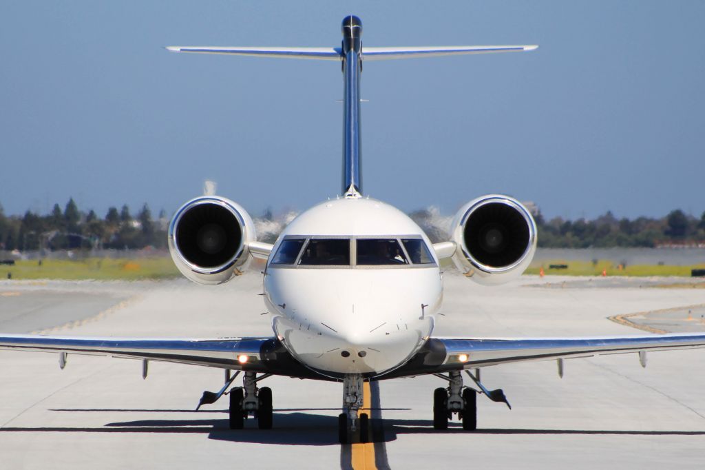 Canadair Challenger (N345FX)