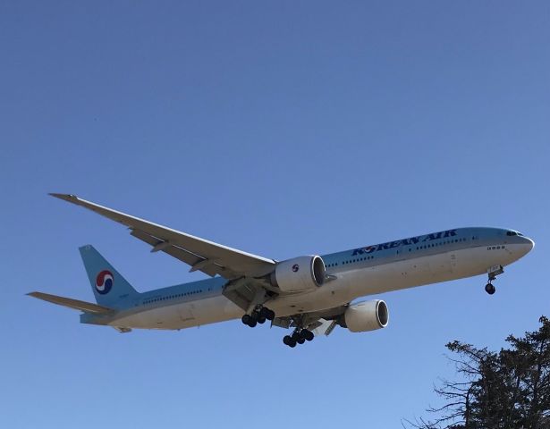 BOEING 777-300 (HL8217) - Runway 19 arrival! 2/20/22.