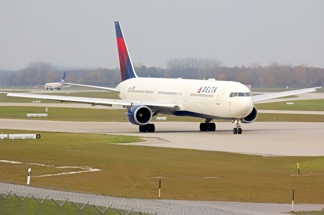 BOEING 767-400 (M829MH)