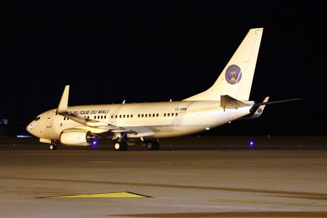 Boeing 737-700 (TZ-PRM)