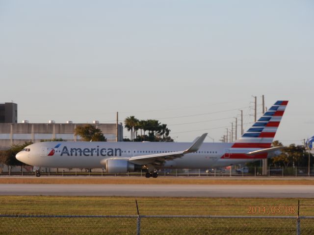 BOEING 767-300 (N386AA)