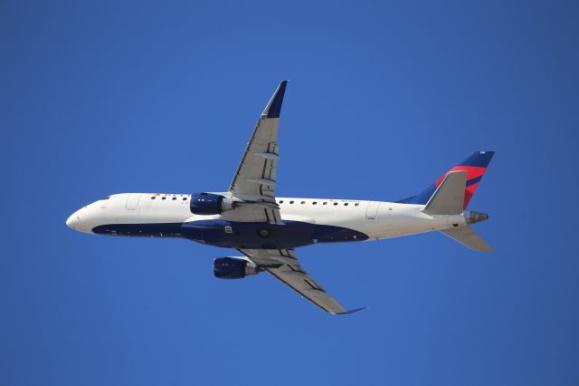 EMBRAER 175 (long wing) (N290SY)