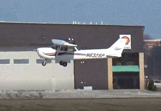 Cessna Skyhawk (N632SP) - 3-17-2019 taking off 33