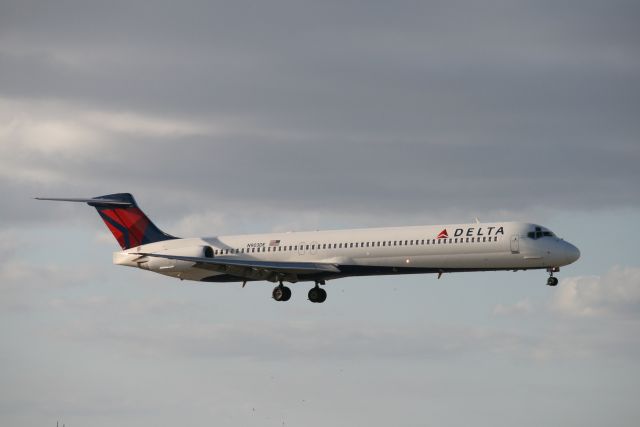 McDonnell Douglas MD-83 (N903DE)