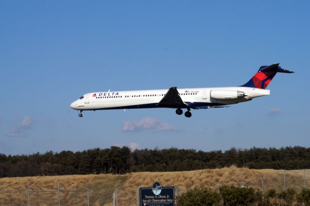 McDonnell Douglas MD-88 (N974DL) - Landing, 01/09/2011