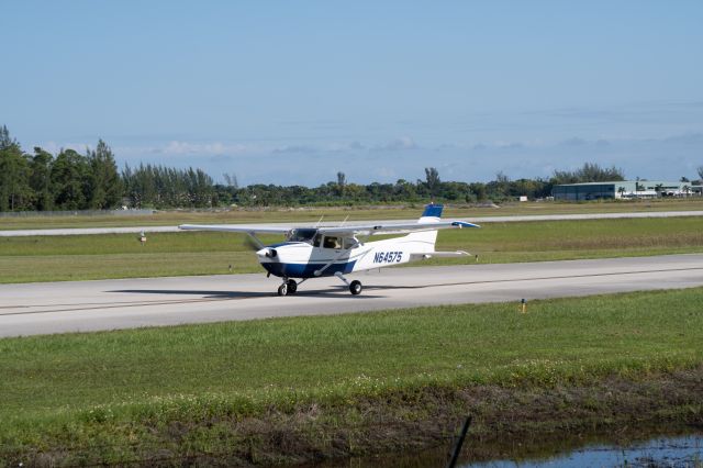 Cessna Skyhawk (N64575) - Taxing to runway 5 for takeoff