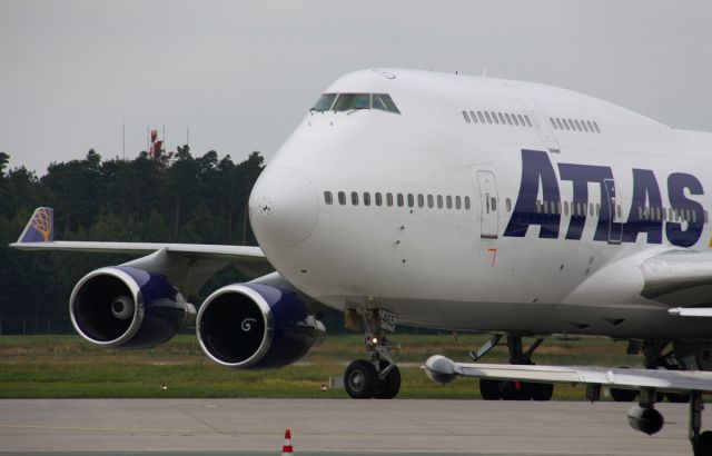 Boeing 747-400 (N465MC)