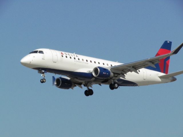 EMBRAER 175 (long wing) (N260SY) - Landing RWY 30