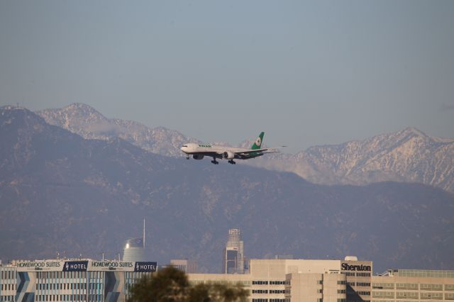 BOEING 777-300ER (B-16717)