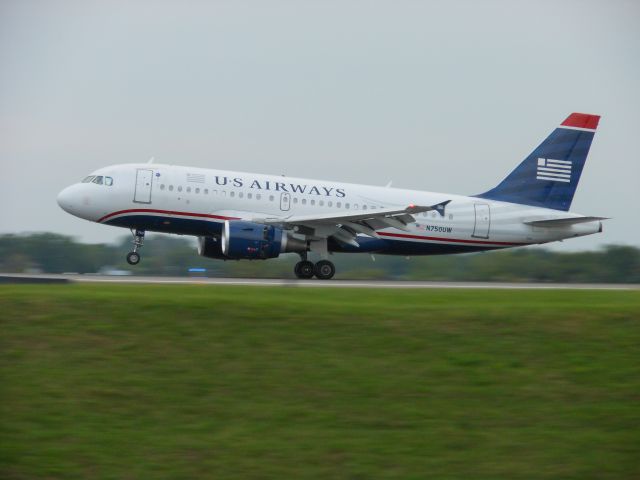 Airbus A319 (N750UW)