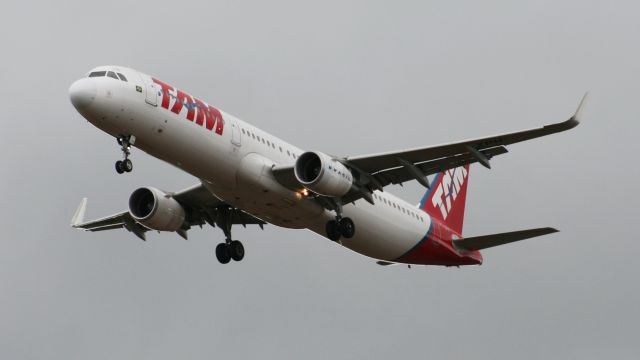 Airbus A321 (PT-XPH)