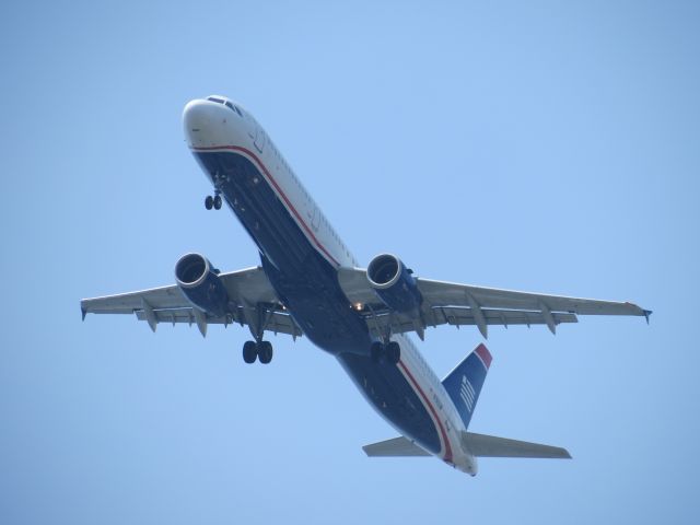 Airbus A321 (N190UW) - N190UW US Airways Airbus A321-211 - cn 1436br /Shot from Flushing Meadows Corona Park near Laguardia International Airport, with views of the FULL bank of finals to RWY 31 landings. This A321-211 is starting to make its large bank to line up with the runway at KLGA. Shot on 06/22/2013