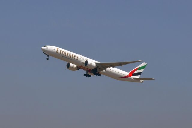 BOEING 777-300 (A6-EPY) - Emirates Boeing 777-31H(ER) A6-EPY leaving Roma Fiumicino 