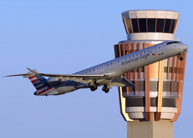 Canadair Regional Jet CRJ-900 (N945LR)