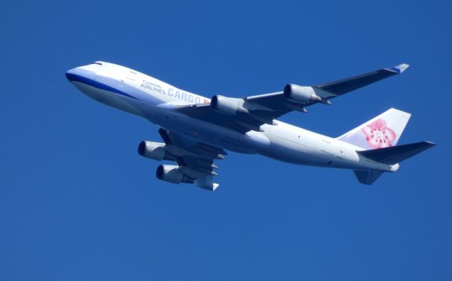 Boeing 747-400 (B-18722) - On approach is this China Airlines Cargo Boeing 747-400 in the Autumn of 2018.