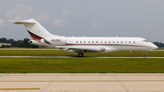 Bombardier Global Express (N143QS) - A Netjets Global 6000 taxis past on it's way for departure.