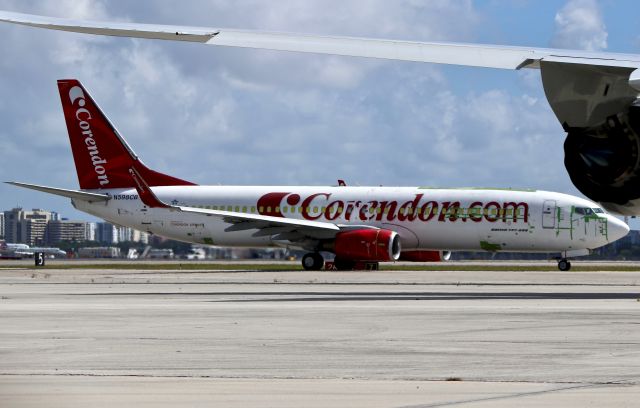 Boeing 737-800 (N598CB)