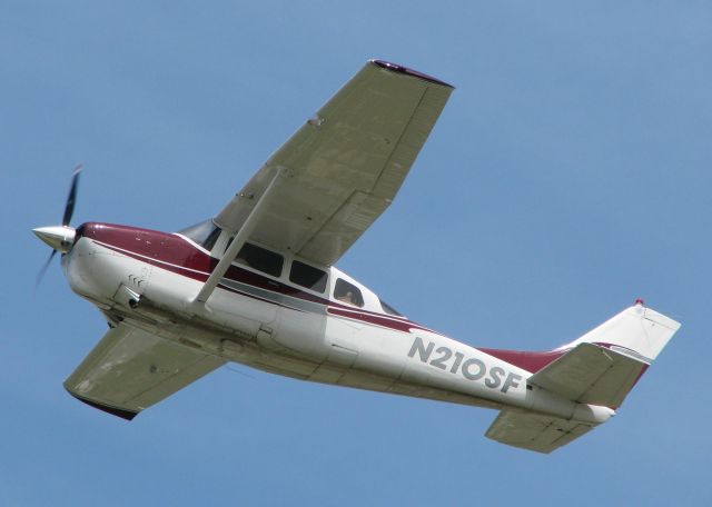 Cessna Centurion (N210SF) - Off of 32 at the Shreveport Downtown airport.