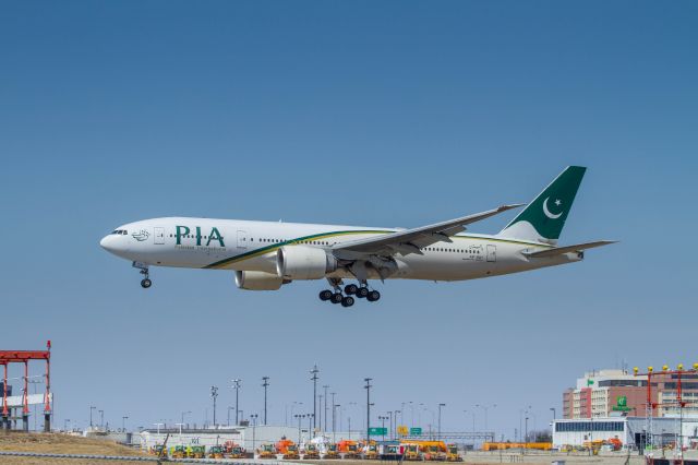 Boeing 777-200 (AP-BGY)